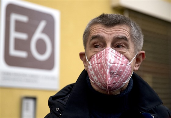 Premiér Andrej Babi v nedli ráno zavítal do Ústední vojenské nemocnice, kde...