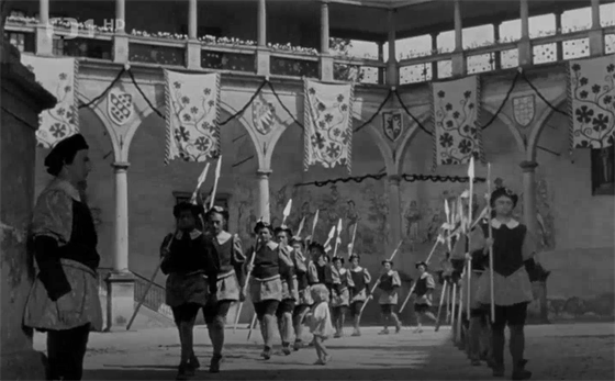 V pohádce Pyšná princezna z roku 1952 je zachycené i nádvoří zámku s arkádami,...