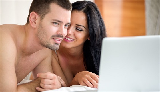 Dívat se na porno ve dvou může být znamením spokojeného vztahu naplněného...