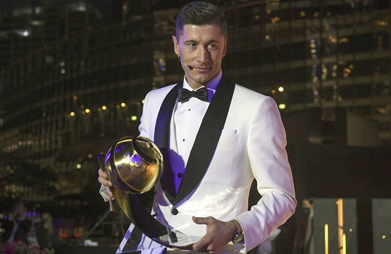 Robert Lewandowski s trofejí pro nejlepího hráe roku Globe Soccer Awards