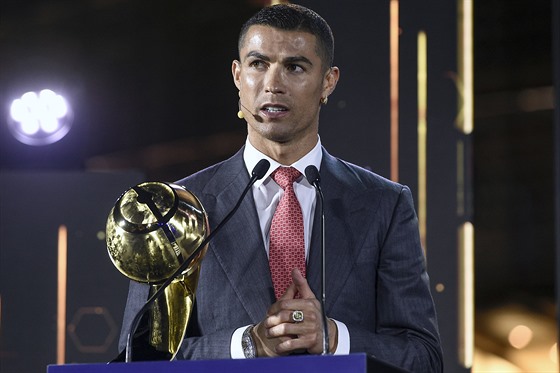 Cristiano Ronaldo pebírá trofej pro nejlepího hráe století Globe Soccer...