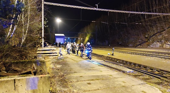 U Hluboké nad Vltavou vykolejil rychlík (19. prosince 2020)