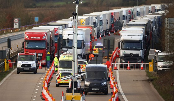 Tisíce idi kamion stále ekají v Británii na hranicích, jeliko Francie...