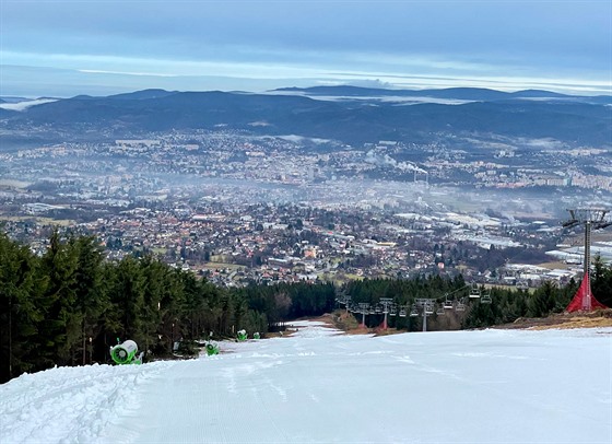 Ještědský areál v sobotu zahájí lyžařskou sezonu. Na pouhý den. Sjezdovka Nová Skalka je připravena (na snímku).