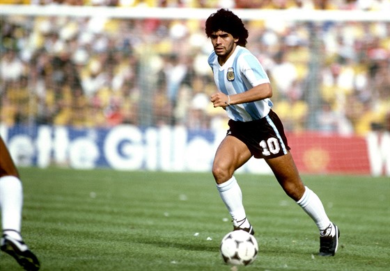 Slavný argentinský fotbalista Diego Maradona opustil svt. Bylo mu 60 let.