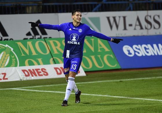 Olomoucký Mojmír Chytil se raduje ze vsteleného gólu do sít Jablonce.