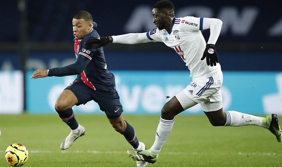 Kylian Mbappe z Paris St. Germain uniká Ibrahimu Sissoko ze trasburku v utkání...