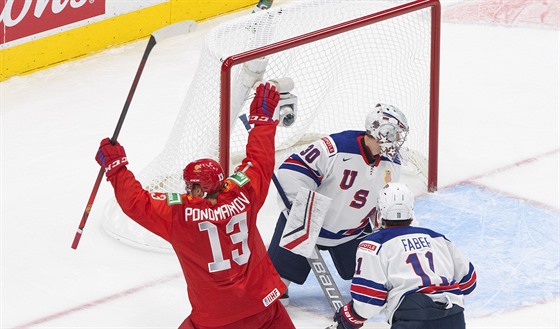 Vasilij Ponomarjov slaví ruský gól, americký branká Spencer Knight v utkání MS...