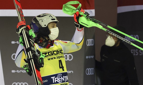 Norský lya Henrik Kristoffersen se raduje z triumfu ve slalomu v Madonn di...