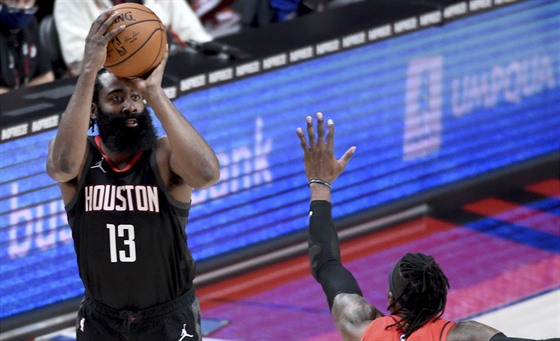 James Harden z Houstonu stílí na ko Portlandu. Bránit se ho snaí Robert...