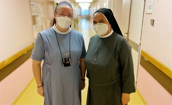 Kaplanka přerovské nemocnice Magdalena Anna Lis (vlevo) na fotografii se svou...