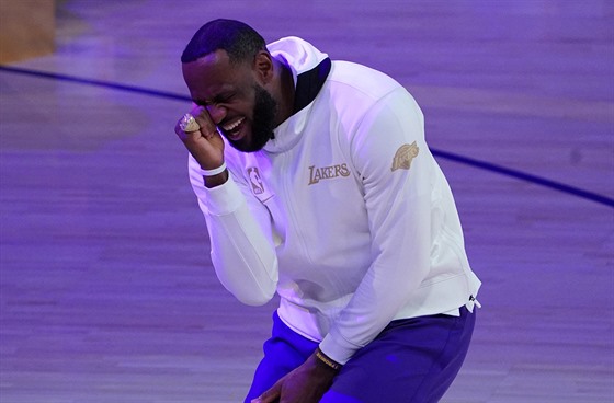 LeBron James z LA Lakers se tulí k prstenu pro ampiony NBA 2020.