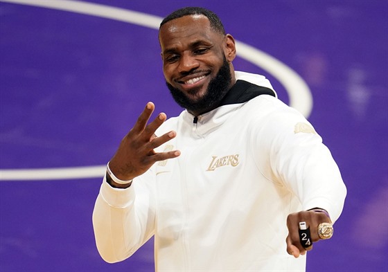 LeBron James se raduje ze svého tvrtého prstenu pro vítze NBA.