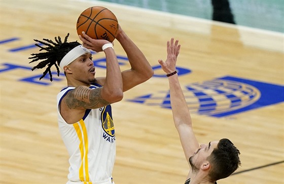 Damion Lee z Golden State stílí vítznou trojku proti Chicagu, brání ho Tomá...