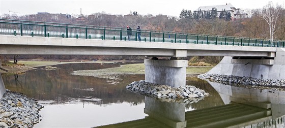 Silniní most pes eku Radbuzu mezi Liticemi a Valchou je po rozsáhlé...