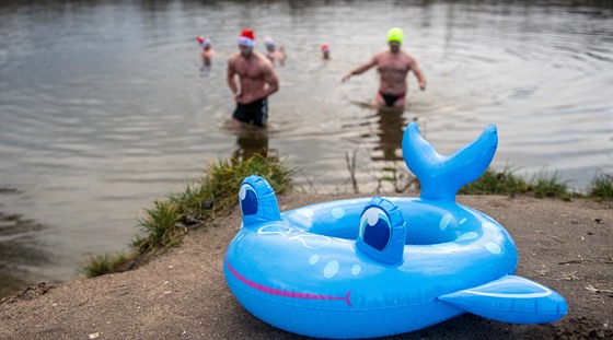 Otuilci se na tdrý den koupali v eskolipské Dubici (24. prosince 2020).