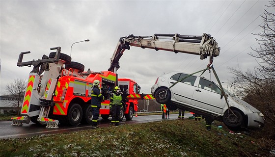 Dva lidé byli zranni po dopravní nehod osobního automobilu v Ostrav, hasii...