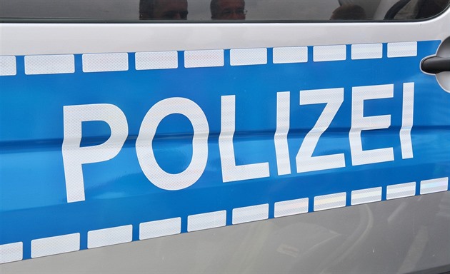 Slzný plyn a dávka ze samopalu. Německá policie zastřelila 16letého černocha