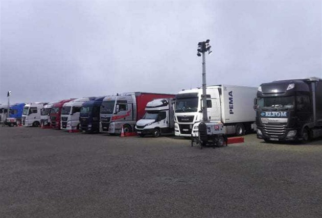 Ministerstvo pomůže řidičům uvízlým v Británii, kamionům udělí výjimky