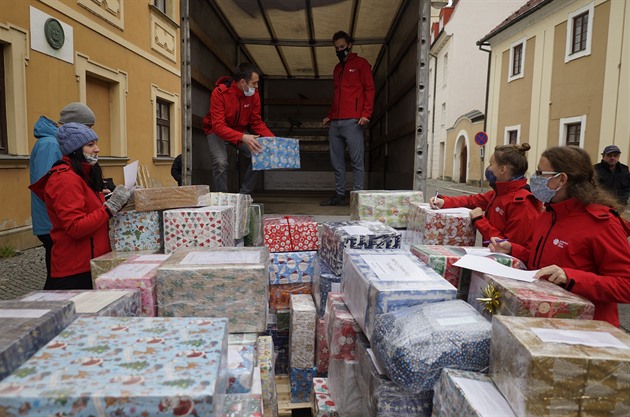 Vánoní zásilka pro dti na Ukrajin váí 1,2 tuny  a obsahuje nejastji...