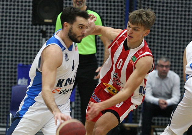Basketbalisté Pardubic zaskočili Kolín, Hradec prodloužil trápení Brna