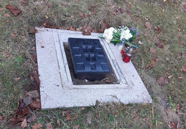Místo náhrobního kamene s deskou nala ena je holý hrob s urnami.