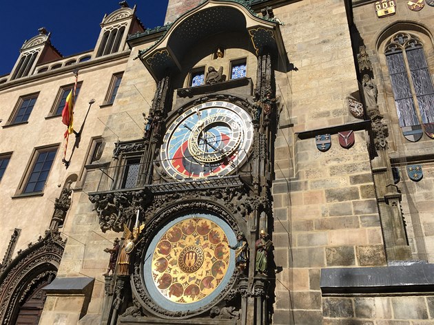 Orloj si lze také výjimen prohlédnout bez dav.