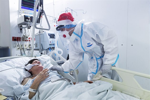 Zdravotní bratr Jan Seifert peuje o pacientku s onemocnním covid-19 ve...