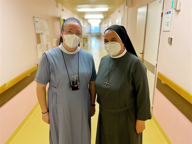 Kaplanka perovské nemocnice Magdalena Anna Lis (vlevo) na fotografii se svou...