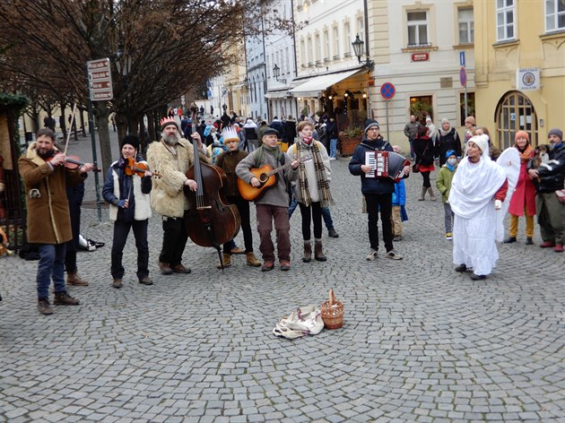 Zpvy vánoních písní na Kamp.