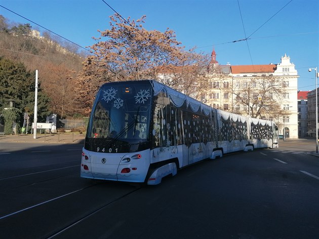 Vz #9401 dostal pezdívku Vánoka, protoe má vánoní polep a svtélka. Na tdrý den ji vak dal nechtný dárek vandal, kdy vyjela na noní linku. DP ml obavy, e polep bude muset odstranit. Natstí se podailo tramvaj nechat projet mykou a graff