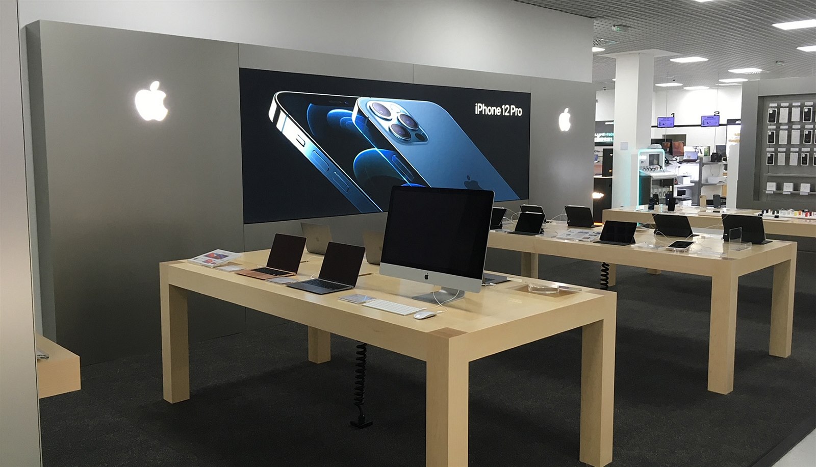 Apple se v Česku prosazuje nepřímo. Vlastní obchod zatím nepotřebuje -  iDNES.cz