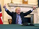 Britsk premir Boris Johnson se raduje z uzaven dohody. (24. prosince 2020)