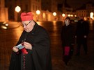 Kardinál Dominik Duka kráí na plnoní mi. (24. prosince 2020)