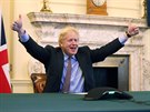 Britský premiér Boris Johnson se raduje z uzavení dohody. (24. prosince 2020)