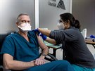 Okování zdravotník v newyorské nemocnici Mount Sinai Hospital vakcínou proti...