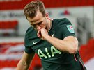 Harry Kane z Tottenhamu slaví gól ve tvrtfinále Ligového poháru na hiti...