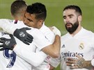 Casemiro a Karim Benzema z Realu Madrid se radují po vítzství nad Granadou.