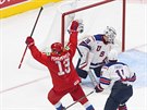 Vasilij Ponomarjov slaví ruský gól, americký branká Spencer Knight v utkání MS...