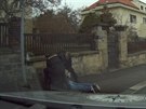 Zdrogovaný recidivista v kradeném voze v Praze naboural a ujel, pi zatýkání...