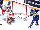 védský hokejista Jonatan Berggren pekonává imona Hrubce, brankáe eska.