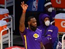 LeBron James z LA Lakers se raduje ze spoluhráovi trojky.