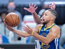 Stephen Curry z Golden State Warriors zakonuje na ko Sacramento Kings.