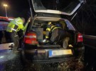 Dv auta se eln stetla v Broumovské ulici v Náchod (22. 12. 2020).