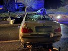 Dv auta se eln stetla v Broumovské ulici v Náchod (22. 12. 2020).