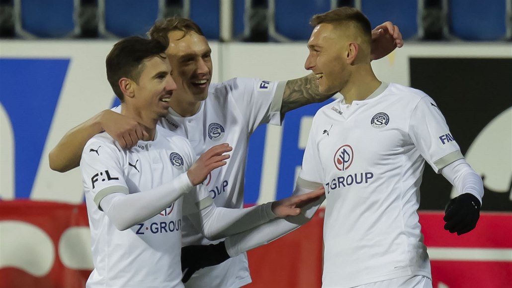 Fotbalisté Slovácka se radují z gólu Jana Kalabi�ky (vpravo).