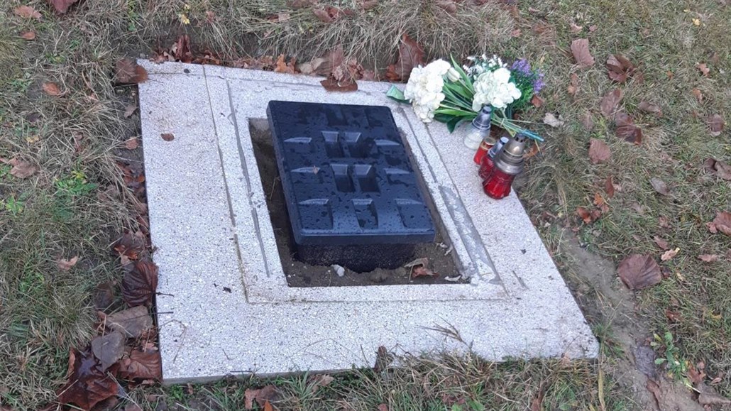 Místo náhrobního kamene s deskou našla žena je holý hrob s urnami.