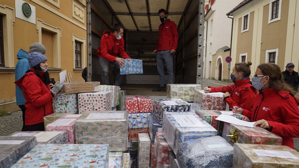 Vánoční zásilka pro děti na Ukrajině váží 1,2 tuny  a obsahuje nejčastěji...