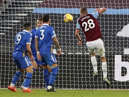 Tomá� Sou�ek, zálo�ník West Hamu, st�ílí hlavou gól v utkání proti Brightonu.
