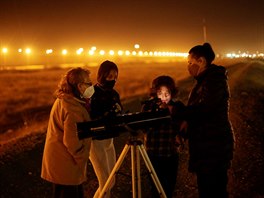 Rodiny pouívají teleskopy, aby mohly pozorovat Betlémskou hvzdu, kterou tvoí...